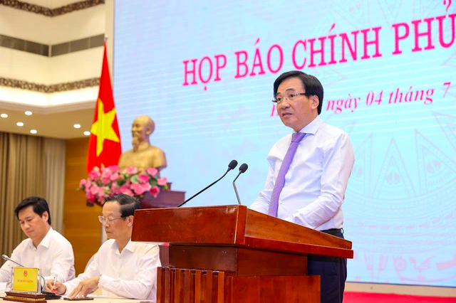 Bộ trưởng Chủ nhiệm VPCP Trần Văn Sơn, Người phát ngôn của Chính phủ, cung cấp thông tin tới báo chí tại Họp báo. Ảnh: VGP