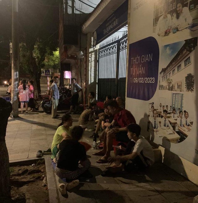   Phụ huynh chầu chực cả đêm trước cổng Trường THPT Tạ Quang Bửu để chờ đến giờ nhập học lớp 10 cho con  