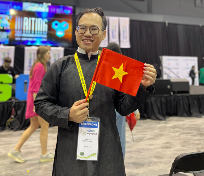 Thầy Nguyễn Minh Trung - người đồng hành cùng hai học sinh Mai Chi và Quốc Uy trong cuộc thi Genius Olympiad - Ảnh: NVCC