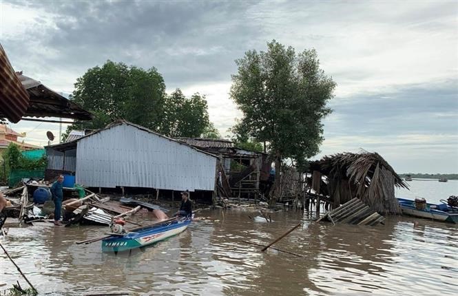 Ngày 5/7, sạt lở đất ven sông làm thiệt hại 4 nhà dân tại huyện Năm Căn (Cà Mau). Ảnh: TTXVN