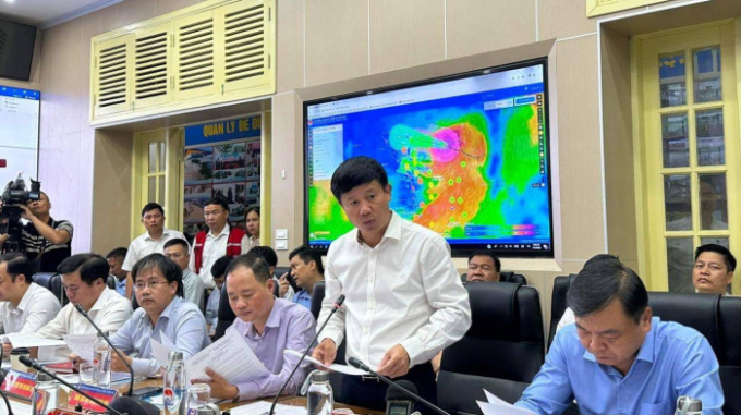 Ông Phạm Đức Luận, Chánh văn phòng Thường trực Ban chỉ đạo Quốc gia về phòng chống thiên tai báo cáo tình hình hoạt động của bão số 1 (Talim).