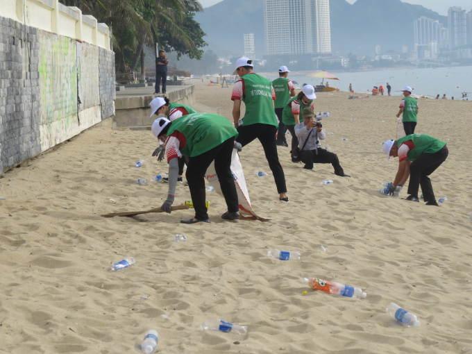 Lực lượng Vingroup tại Khánh Hòa ra quân dọn rác trên bờ biển.