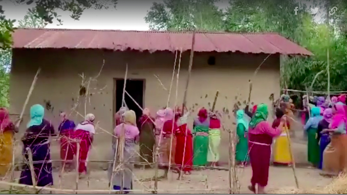 Dân làng đốt nhà nghi phạm trong vụ ép phụ nữ diễu phố khỏa thân ở bang Manipur, Ấn Độ. Video: Reuters