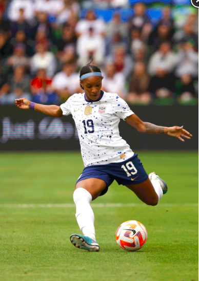    Crystal Dunn chơi ở vị trí hậu vệ trái cho Đội tuyển quốc gia Mỹ nhưng thường được xếp ở vị trí tiền vệ cho CLB Portland Thorns. Ảnh: Getty Images  