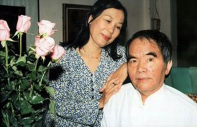   Nhà văn Hoàng Phủ Ngọc Tường và nhà thơ Lâm Thị Mỹ Dạ. (Ảnh: TP)  