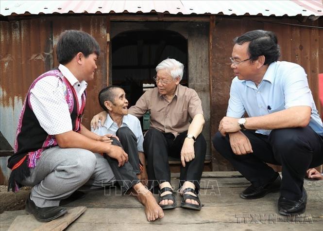 Tổng Bí thư Nguyễn Phú Trọng thăm, tặng quà thương binh Đinh Phi và vợ là Đinh Brat, hộ gia đình chính sách có hoàn cảnh đặc biệt khó khăn ở làng Tung Ke 2, xã Ayun, huyện Chư Sê, tỉnh Gia Lai, ngày 12/4/2017. Ảnh: Trí Dũng/TTXVN