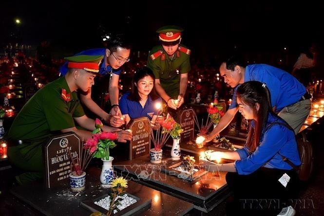 Đoàn viên, thanh niên Gia Lai thắp nến tri ân của các anh hùng liệt sĩ tại Nghĩa trang Liệt sĩ tỉnh. Ảnh: Nguyễn Hoài Nam/TTXVN