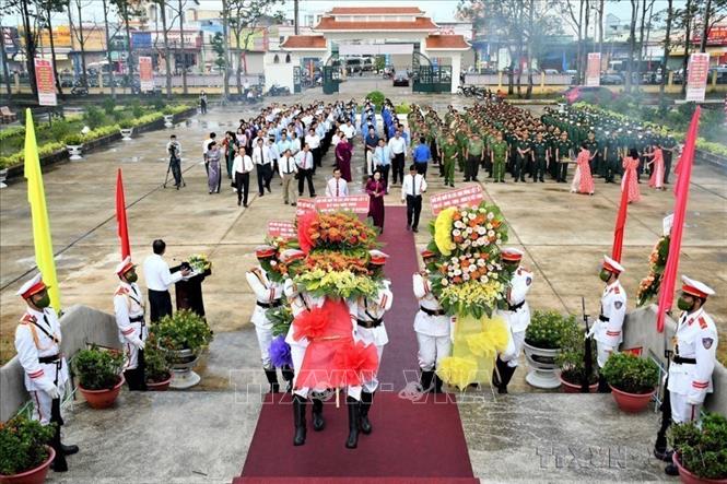 Đại biểu các ban, ngành thắp hương tưởng nhớ các anh hùng liệt sĩ tại Sóc Trăng. Ảnh: Trung Hiếu/TTXVN