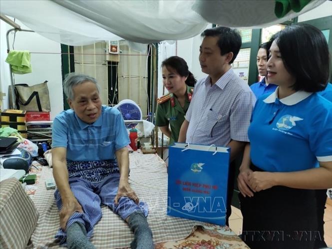 Hội Liên hiệp phụ nữ quận Hoàng Mai thăm hỏi, tặng quà thương bệnh binh tại Trung tâm Điều dưỡng Thuận Thành (Bắc Ninh). Ảnh: TTXVN phát