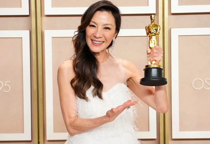   Dương Tử Quỳnh giành giải Diễn viên xuất tại Oscar 2023 (Ảnh: Sina).  