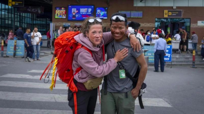         Cô Kristin Harila, người Nauy, và hướng dẫn viên Tenjen Sherpa tại Kathmandu, Nepal hôm 6/6/2023. (Ảnh: AP)        
