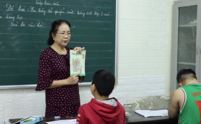   Bà giáo Phạm Thị Huyền trong một buổi đứng lớp. Ảnh: NVCC  