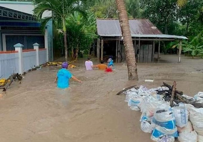 Nhà dân ở thị trấn Ba Chúc bị ngập sâu. Ảnh: Nguyễn Khánh