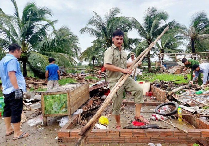 Chính quyền địa phương hỗ trợ người dân ở huyện U Minh, tỉnh Cà Mau khắc phục thiệt hại do mưa giông, lốc xoáy. Ảnh: An Minh