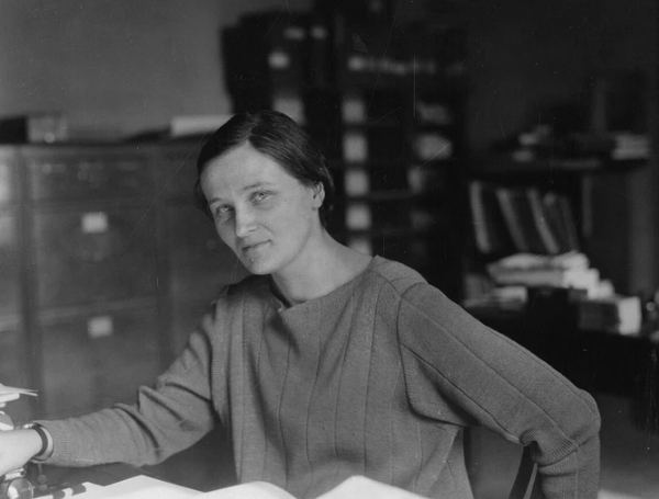   Được mệnh danh là nhà thiên văn học nữ vĩ đại nhất trong lịch sử, song vì sự phân biệt giới tính, danh tính và những đóng góp của bà ít được ghi nhận  