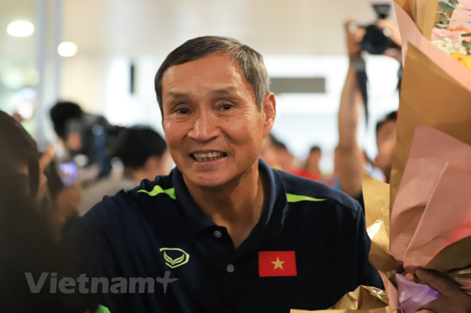 Huấn luyện viên Mai Đức Chung tươi cười trong sự chào đón nồng nhiệt của người hâm mộ. (Ảnh: Việt Anh/Vietnam+)