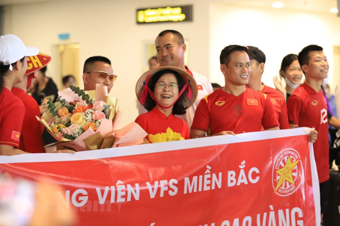 Hội cổ động viên VFS miền Bắc có mặt tại sân bay Nội Bài từ sớm để chào đón Đội tuyển Nữ Việt Nam. (Ảnh: Việt Anh/Vietnam+)