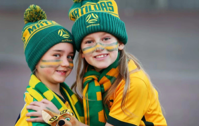   Nụ cười của hai cổ động viên nhí khi Matildas đánh bại Ireland trong trận đấu đầu tiên ở vòng bảng.  (Ảnh: Getty Images/Lisa Maree Williams)  