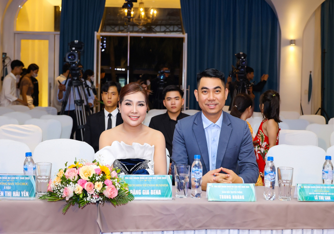 Ông Trung Hoàng cùng Chủ tịch Miss Viet Nam Business Đặng Gia Bena trong đêm chung kết cuộc thi Hoa hậu Doanh nhân Du lịch Việt Nam 2023.