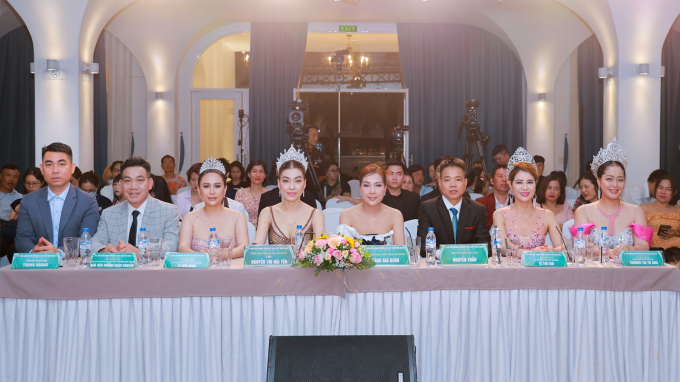  Ban giám khảo đêm chung kết cuộc thi Hoa hậu Doanh nhân Du lịch Việt Nam 2023.