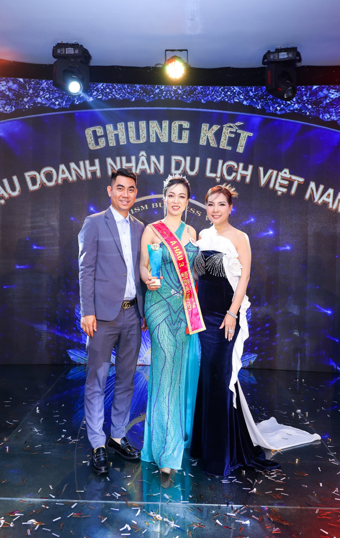 Nhà báo Trung Hoàng cùng Chủ tịch Đặng Gia Bena chúc mừng cho Tân Á hậu 3 Lê Thị Khánh Vân.
