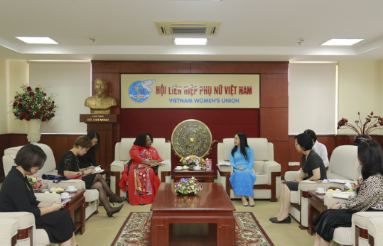 Phó Chủ tịch Trần Lan Phương chia sẻ thông tin về Hội LHPN Việt Nam với bà Caroline T. Nyamayemombe
