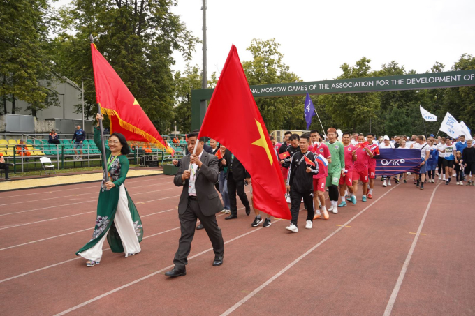 Đội bóng đá “Đoàn kết” của người Việt Nam tại LB Nga tham gia diễu hành trong lễ khai mạc.