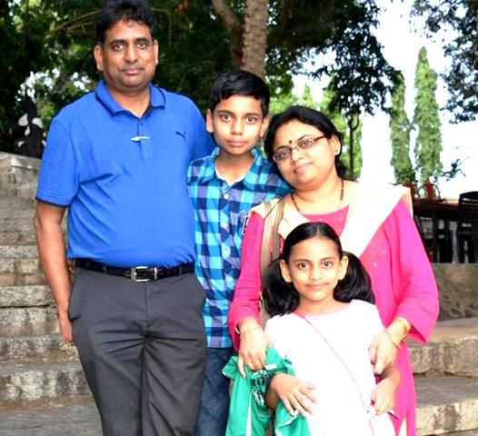   Tiến sĩ Srivastava bên chồng và hai con.  
