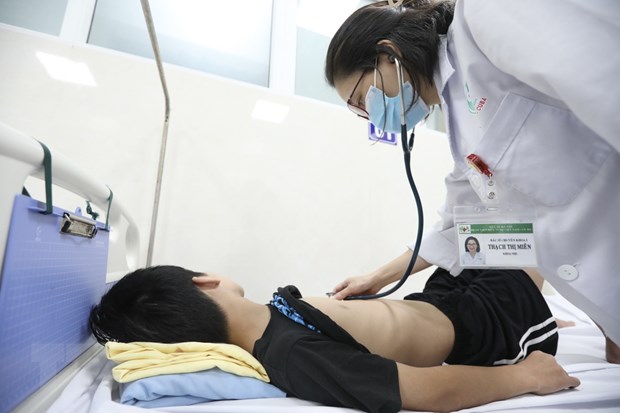 Bác sỹ thăm khám cho bệnh nhi đang điều trị sốt xuất huyết nội trú tại Bệnh viện Hữu nghị Việt Nam-Cu Ba (Hà Nội). (Ảnh: Minh Quyết/TTXVN)