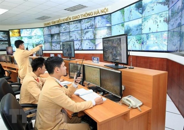 Cảnh sát Giao thông làm nhiệm vụ tại Trung tâm Điều khiển Giao thông Hà Nội. (Ảnh minh họa: Doãn Tấn/TTXVN)