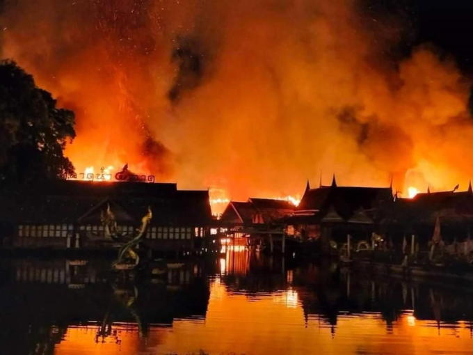 Chợ nổi du lịch nổi tiếng ở Thái Lan bị lửa thiêu rụi