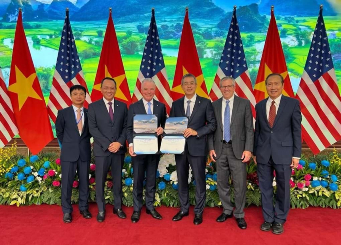   Đại diện Vietnam Airlines và Boeing ký thỏa thuận mua 50 tàu bay Boeing 737 Max trị giá 10 tỷ USD, nhân chuyến thăm cấp Nhà nước của Tổng thống Mỹ Joe Biden, ngày 11.9. Ảnh: VNA  