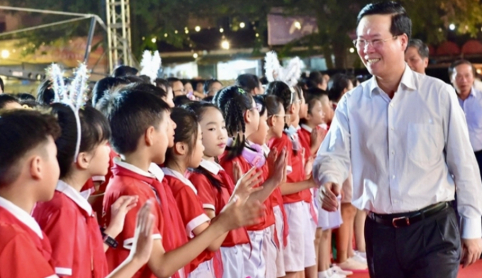   Chủ tịch nước Võ Văn Thưởng tới dự và trao quà cho các em học sinh nhân dịp Tết Trung thu tại Lễ hội thành Tuyên năm 2023  