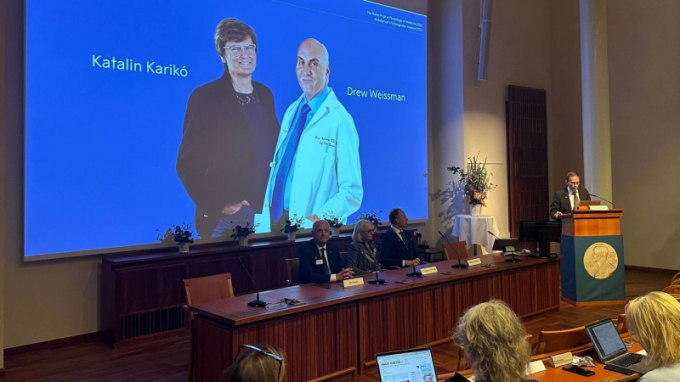 Hội đồng Nobel tại Viện Karolinska ở thủ đô Stockholm của Thụy Điển công bố giải Nobel Y sinh năm 2023. Ảnh: Nobel Prize