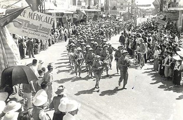 Các chiến sỹ bộ binh của Trung đoàn Thủ đô (Đại đoàn 308) tiến về tiếp quản Thủ đô, sáng 10/10/1954. (Ảnh: Tư liệu TTXVN)