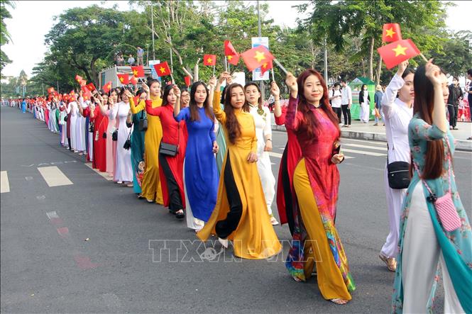 Đoàn diễu hành áo dài trình diễn tại lễ hội bà ba và áo dài với chủ đề 