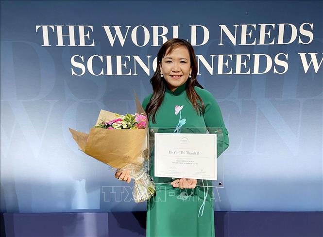 Tiến sĩ Hồ Thị Thanh Vân, chuyên ngành Hóa học của trường Đại học Tài nguyên và Môi trường thành phố Hồ Chí Minh được Hội đồng giám khảo UNESCO và Quĩ L’Oréal trao giải thưởng Nhà khoa học nữ trẻ tài năng thế giới 2022 với công trình nghiên cứu: 