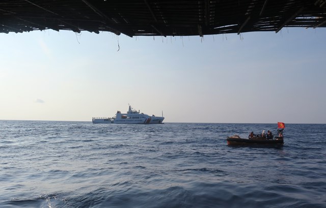 Tàu Cảnh sát biển tìm kiểm các nạn nhân. 