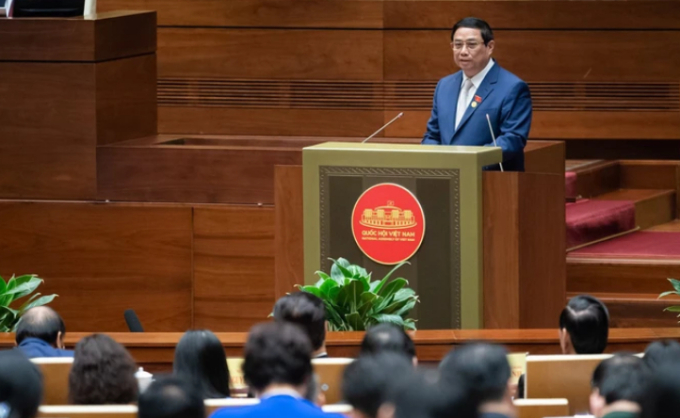   Thủ tướng Chính phủ Phạm Minh Chính trình bày Báo cáo kết quả thực hiện kế hoạch phát triển kinh tế - xã hội trước Quốc hội. Ảnh: QH  