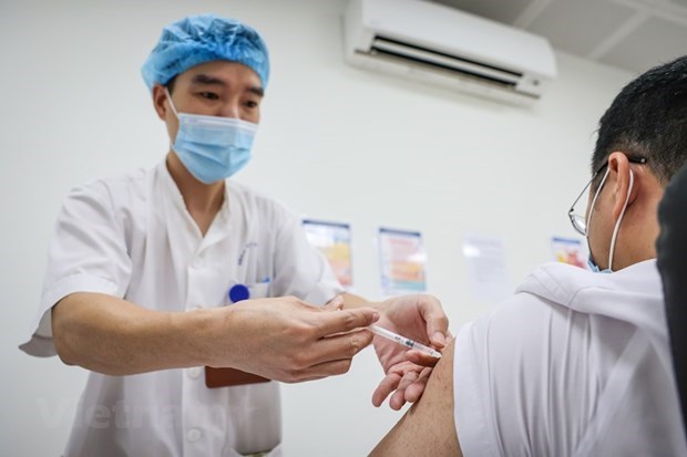   Tiêm vaccine phòng COVID-19 cho người dân. (Nguồn: Vietnam+)  