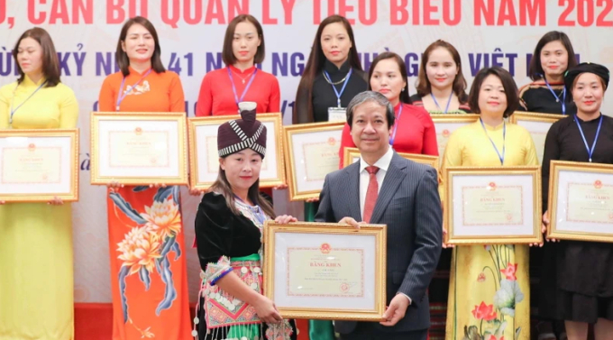 Bộ trưởng Bộ Giáo dục và Đào tạo Nguyễn Kim Sơn trao tặng Bằng khen cho các giảng viên, cán bộ quản lý tiêu biểu. (Ảnh: Thanh Tùng/TTXVN)