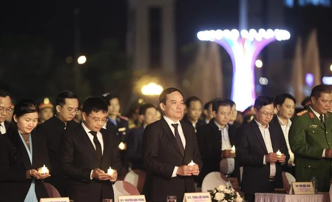 Phó Thủ tướng Chính phủ Trần Lưu Quang cùng các đại biểu thắp nên tưởng niệm các nạn nhân tử vong do tai nạn giao thông năm 2023 tại buổi lễ. (Ảnh: Trọng Đạt/TTXVN)
