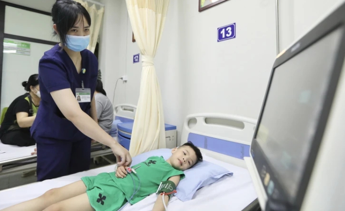 Khám bệnh cho bệnh nhi tại khoa cấp cứu bệnh viện Hữu nghị Việt Nam-Cuba. (Ảnh: Minh Quyết/TTXVN)