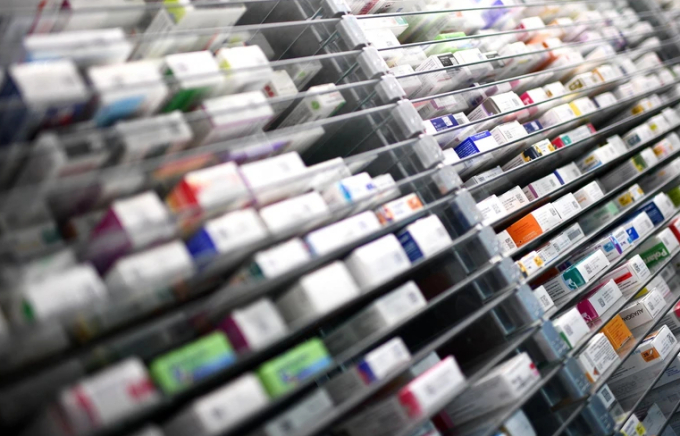 Các loại thuốc được bày bán tại hiệu thuốc ở Paris, Pháp. (Ảnh: AFP/TTXVN)