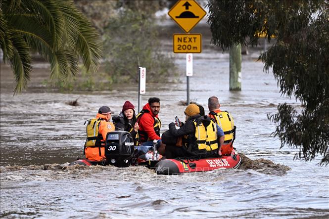 Sơ tán người dân khỏi các khu vực ngập lụt ở ngoại ô Melbourne, Australia, ngày 14/10/2022. Ảnh minh họa: AFP/TTXVN