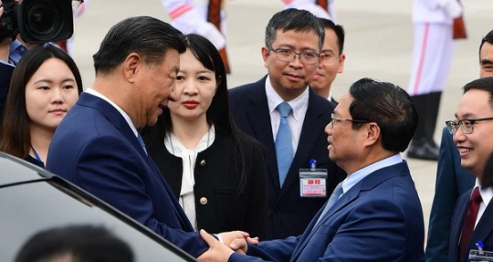   Thủ tướng Phạm Minh Chính đón Tổng Bí thư, Chủ tịch Trung Quốc Trung Quốc Tập Cận Bình và phu nhân tại sân bay Hà Nội. Ảnh: ĐẬU TIẾN ĐẠT  