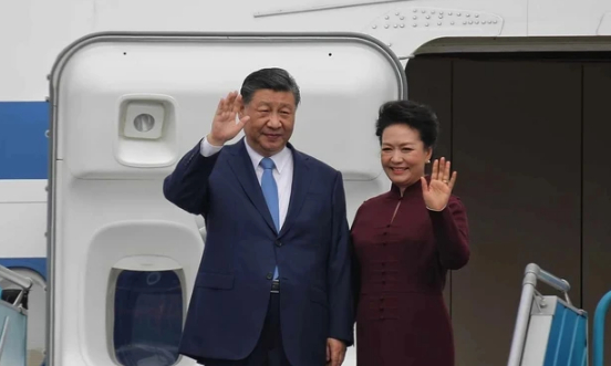  Tổng Bí thư, Chủ tịch nước Trung Quốc Tập Cận Bình và phu nhân tại sân bay Nội Bài. Ảnh: ĐẬU TIẾN ĐẠT  