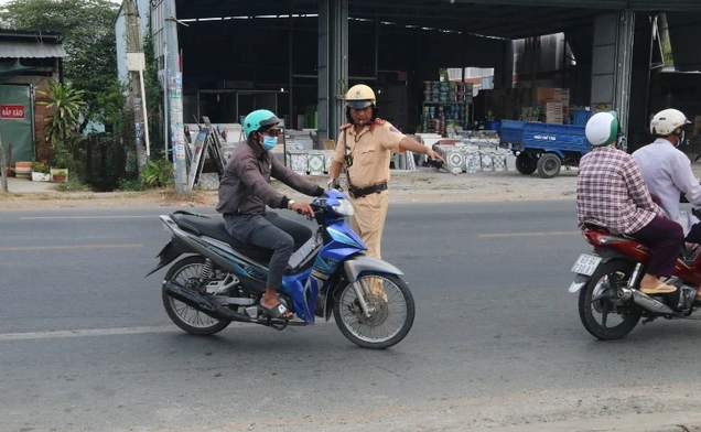 Lực lượng Cảnh sát Giao thông làm nhiệm vụ trên Quốc lộ 50, huyện Chợ Gạo, tỉnh Tiền Giang. (Ảnh: Minh Trí/TTXVN)