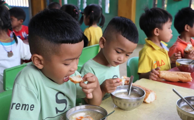 Bữa ăn bán trú của học sinh điểm trường thôn 4, xã Trà Thủy, huyện Trà Bồng, tỉnh Quảng Ngãi. (Ảnh: Đinh Hương/TTXVN)