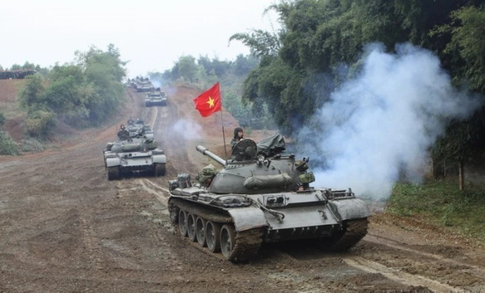 Xe tăng của Lữ đoàn tăng 201 triển khai đội hình trên thao trường. (Ảnh: Trọng Đức/TTXVN)